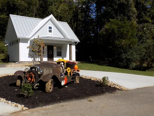 Charming house with a natural spring, fire pit, and river access