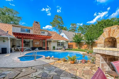 Houston’s 4BR and 2B with Pool