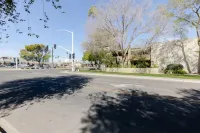 Walk distance to Old Town Scottsdale. Heated pool,spa,ground lvl unit,Maya Codos