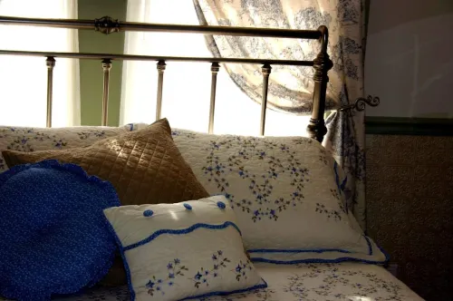 Escape the city life; minutes from local vineyards; private hot tub; sleeps 6