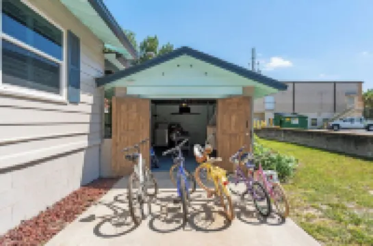 Spacious 1 block to Downtown Mt. Dora "The Brick Haven" with Garage Gameroom!!