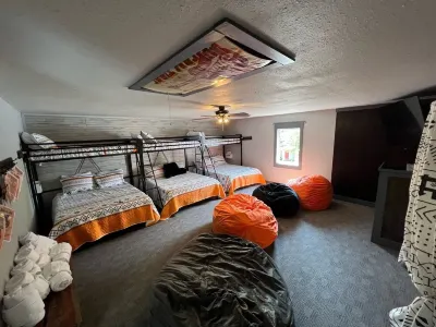 Riverfront Farmhouse. Walking distance to awesome!