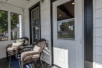 Charming 4-bedroom house steps from Pewaukee Lake Beach, shops & restaurants