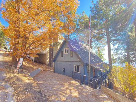 Mordern mountain cabin close to lakes and ski resorts with stunning views.