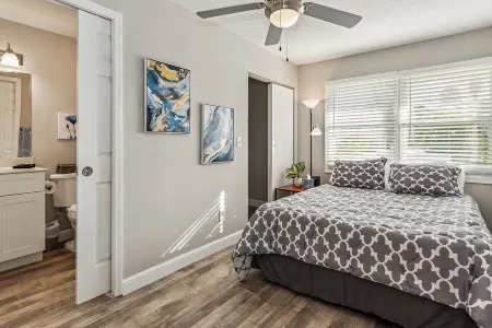 2 Bedroom 2 Bath Walking distance to Beach and Restaurants