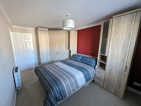 Large 1 bed flat with parking, central Broughty Ferry Отели рядом с достопримечательностью «Университет Данди»