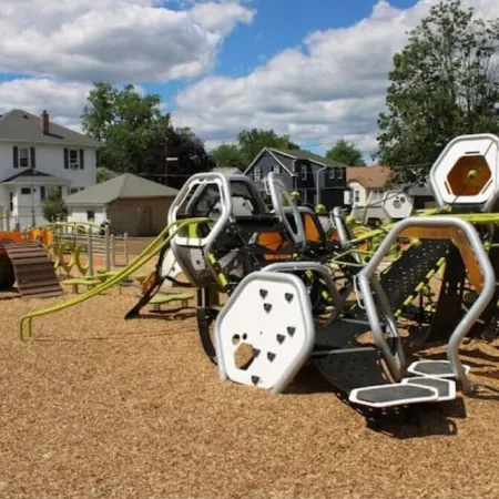 5 bedroom in the center of Springfield .