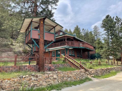 5Br Mountain Cabin !Treehouse Backs to Forest Near Rafting & Skiing