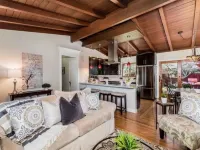 Modern contempary house. Hotels in Concord