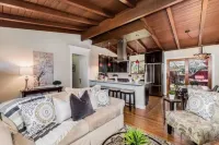 Modern contempary house. Hotel a Concord