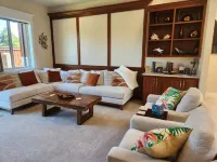 Spacious and tropical 2 bedroom oasis . Sleeps 4