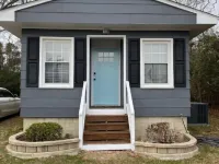 BOHO BUNGALOW - STEPS FROM HISTORIC DOWNTOWN APEX<br> Hotele w: Apex