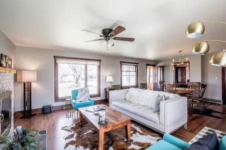 Charming Downtown Ennis Executive Home! Отели в г. Эннис