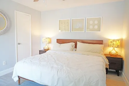 Cheerful 2 Bedroom Townhome With Fireplace & Private Patio  in New Smyrna Beach! Отели в г. Нью Смирна Бич