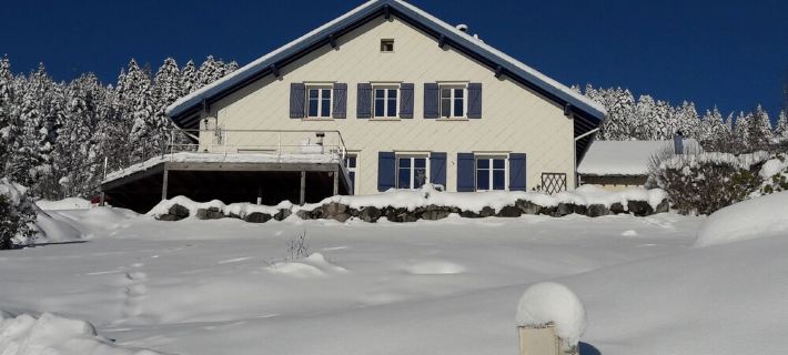 Independent apartment in house facing south over the lake Hotels in Gérardmer