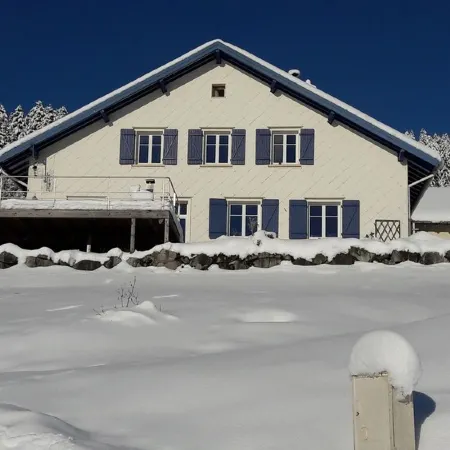 Independent apartment in house facing south over the lake
