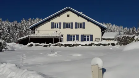 Independent apartment in house facing south over the lake