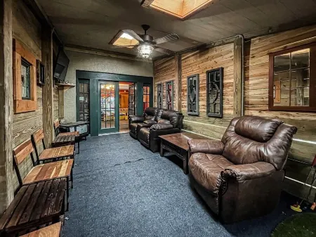 Maple Mountain Retreat! Views, Arcade Rm, Theater, Hot tub