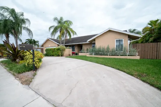 🏖Spacious Villa 🌴 4-Bedroom with Heated Pool 🤩🔥