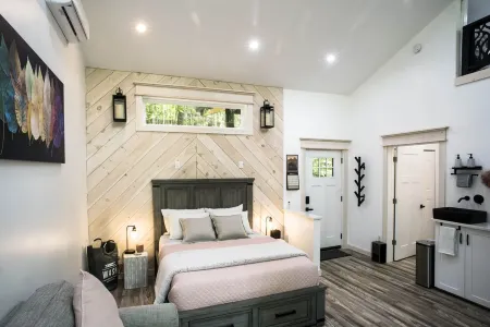 Luxury Treehouse 20 miles from asheville.