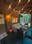 Secluded Log Cabin with trail to North Point County Park to the beach.