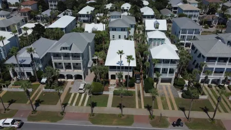 Beautiful 4-br 3 king beds, 20 seconds to beach, community pool