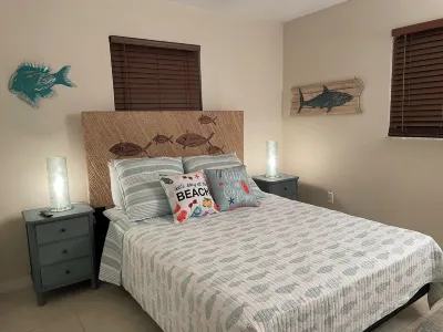 Coco NoKo cozy beach cottage + Swimming pool! Golf cart and pet friendly! Hotels in der Nähe von Venice Myakka River Park