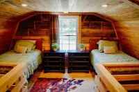 Georgia Golf Cottage with 9-hole course, pool, tennis court, clubhouse and more!
