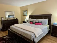 Private Beauty w/Fab Views! Secluded Yet Close to Uptown. Sleeps 9 w/2 Masters.