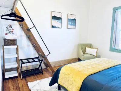 El Sol, Charming Historic Apartment with Modern Updates in Downtown Farmington