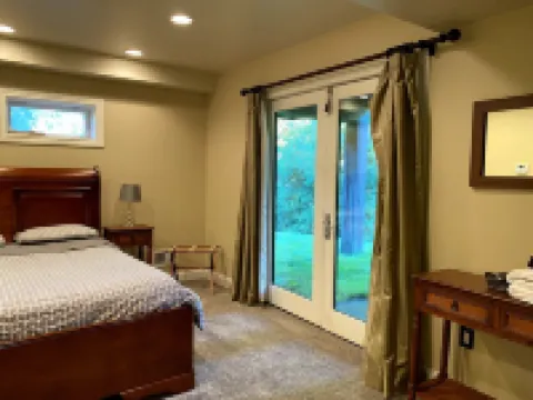 Family and Dog Friendly Home near historic racetrack and downtown w/ a fire pit. サラトガのホテル