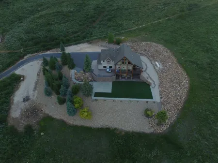 Bear Lake Cabin w/ lots of privacy and amazing Lake View