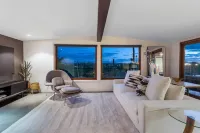 The Bellini: Views, Pool, Style!