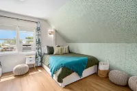 A backyard oasis a block from the beach! Hot Tub, Tiki Bar, Ping Pong! Hotels in Muskegon