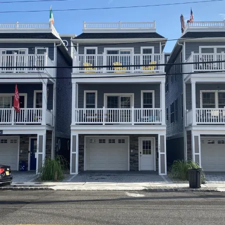Luxury Multi Floor Single Family with Roof Deck & Hot Tub 4/5 Bedrooms 3.5 Baths