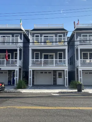 Luxury Multi Floor Single Family with Roof Deck & Hot Tub 4/5 Bedrooms 3.5 Baths Hotels in Toms River