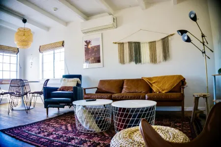 M&L Desert Cottage - 3 miles from the North entrance of Joshua Tree! Отели рядом с достопримечательностью «Bowladium»