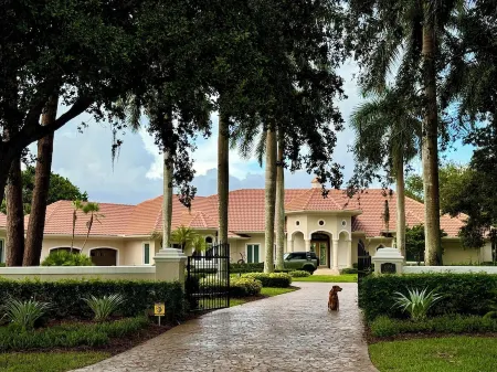 Gorgeous Gated Getaway Отели рядом с достопримечательностью «Порт-Сент-Люси Ботаникал Гарденс»