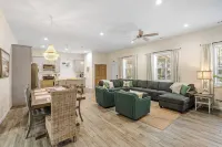 Fishcamp on 14th - Renovated & Walkable in Port Royal w/ Pool