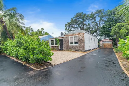 ☀Captains Cottage☀ 0.2 miles to water! Minutes to Singer Island & Peanut Island!