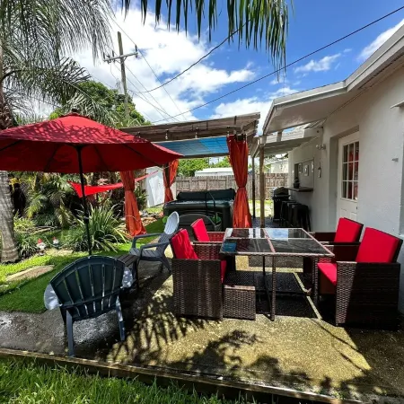 House with hot tub near the Beach. We’re pet-friendly!