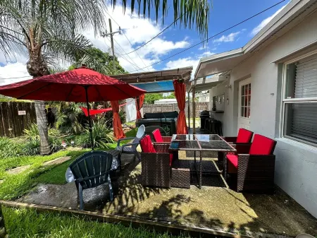 House with hot tub near the Beach. We’re pet-friendly! Отели рядом с достопримечательностью «Laguna Bay Nursery Inc»