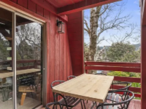 Hilltop 3-bedroom Retreat with Lake Views, AC, EV Charger at Lake Gregory Hotels in Crestline