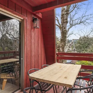 Hilltop 3-bedroom Retreat with Lake Views, AC, EV Charger at Lake Gregory