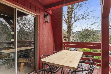 Hilltop 3-bedroom Retreat with Lake Views, AC, EV Charger at Lake Gregory