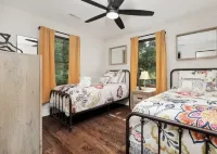 LUXURY FARMHOUSE, 2 Living spaces, Sleeps 12, PRIVATE in the mtns, 10min to town