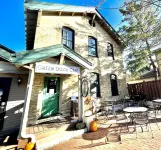 Cozy 1-bedroom apartment in charming downtown Delafield with WiFi, AC