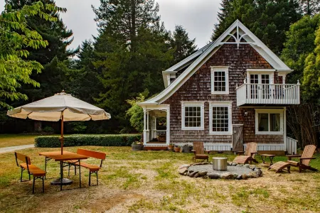 Redwood Coastal Cottage Retreat~Fleurhaven Chalet
