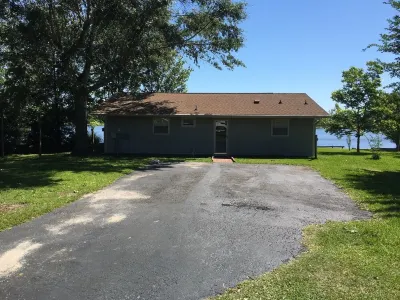 Relaxing lake house beautiful view, close to beaches, hiking, casinos, and NOLA.