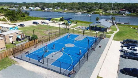 Fabulous Beach View!  Large pool…across from Beach Access. Decks on Both Levels! Отели в г. Локвудс Фоли